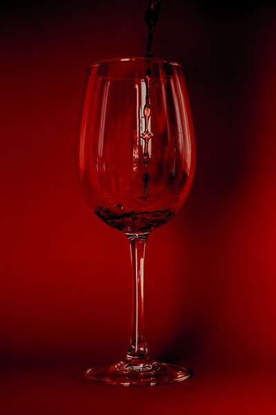 透明酒杯中的红酒